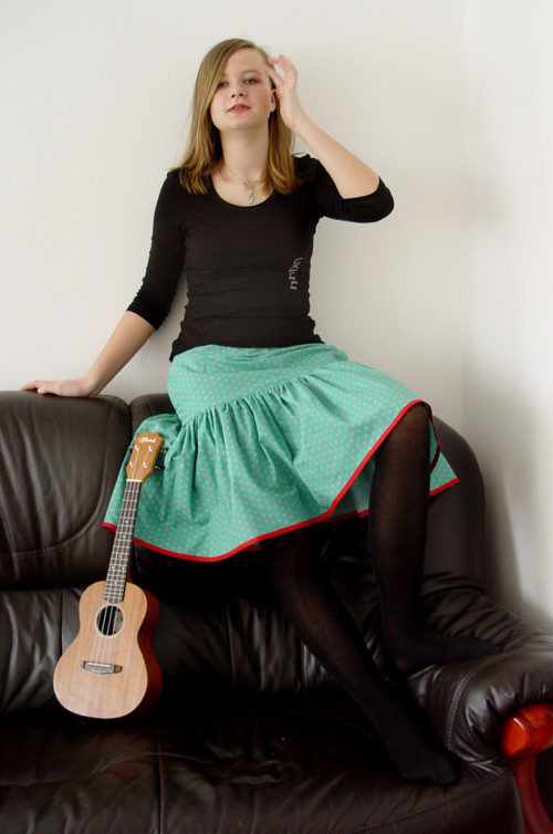 SNÍT O HUDBĚ - ukulele sukně — foto 3