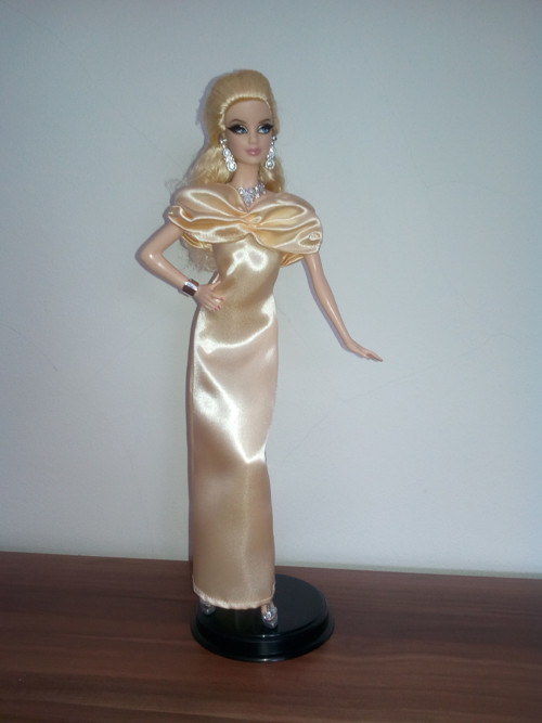 Výprodej - Žluté šaty pro Barbie — foto 2