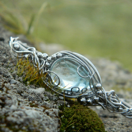 Elegantní náramek s modrým topasem — foto 4
