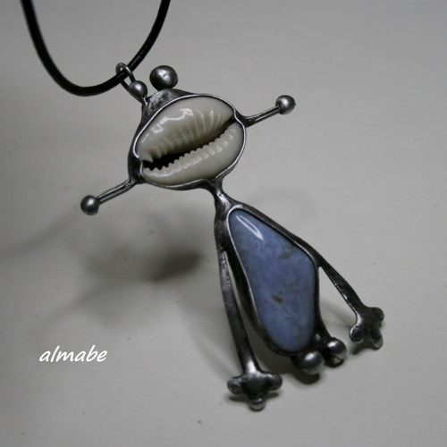 Mimozemšťánek (chalcedon a mušle Cauri) — foto 5