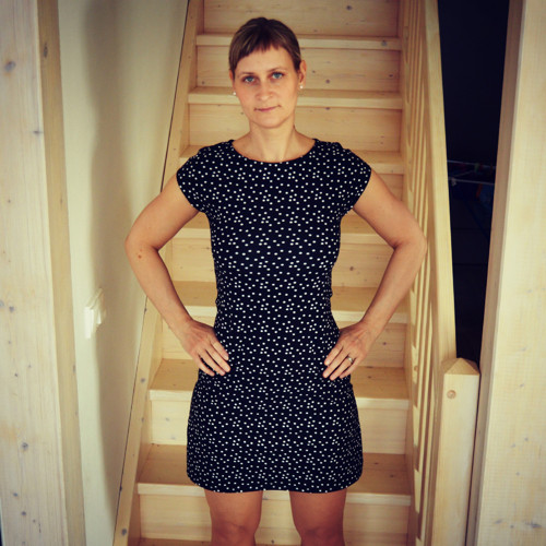 Puntíkaté šaty z úpletu — foto 3