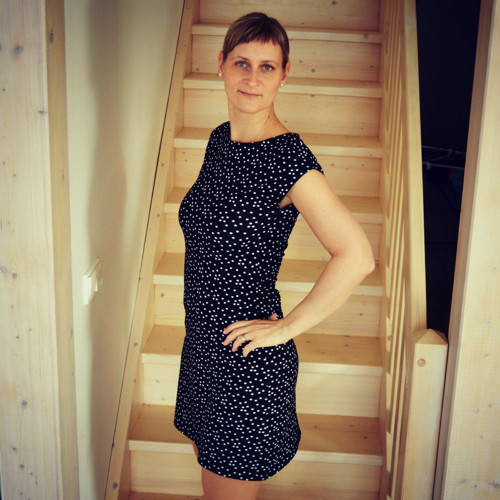Puntíkaté šaty z úpletu — foto 5