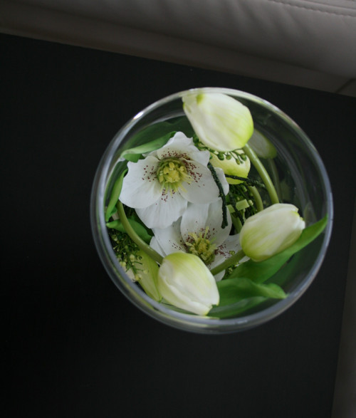 Váza s tulipány a čemeřicemi — foto 2
