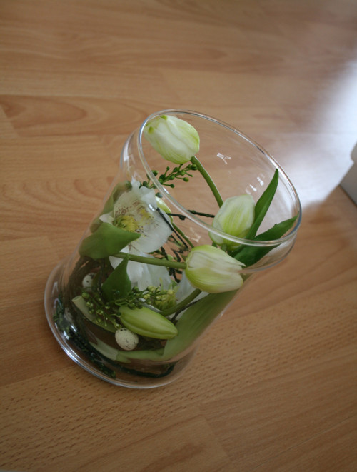 Váza s tulipány a čemeřicemi — foto 3