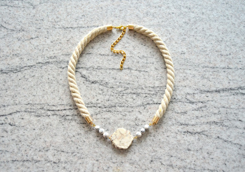 Náhrdelník Gold Three Beads White Magnesite — foto 2