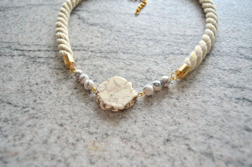 Náhrdelník Gold Three Beads White Magnesite — foto 3
