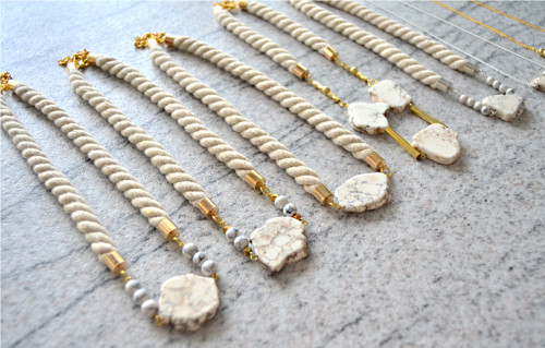 Náhrdelník Gold Three Beads White Magnesite — foto 4