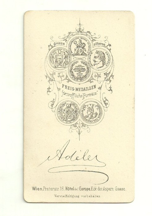 Kabinetka Ženy v honosných šatech — foto 2