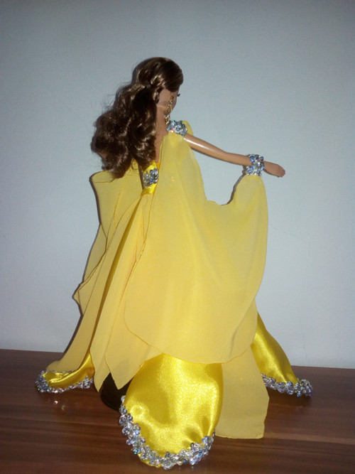 Žluté antické šaty pro Barbie — foto 2