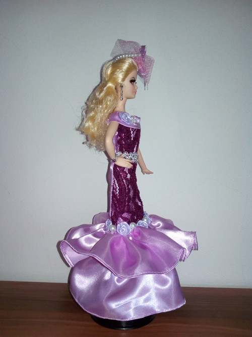 Lila šaty pro Barbie dámu — foto 2