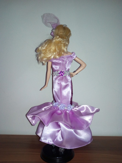 Lila šaty pro Barbie dámu — foto 3