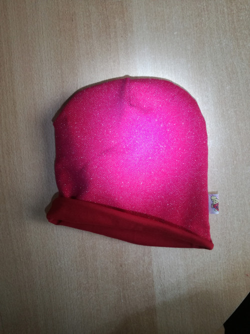 Čepka červená s lurexem — foto 2