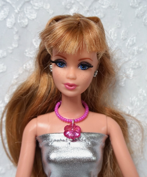 Náhrdelník pro Barbie s kytičkou — foto 2