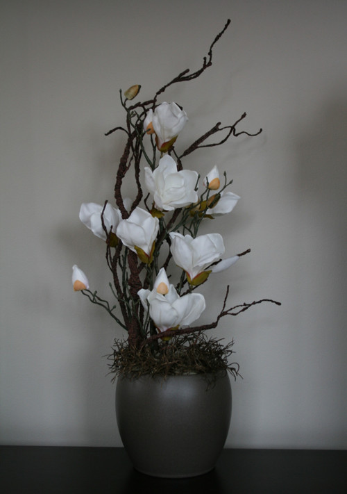 Hnědá koule s magnoliemi — foto 2