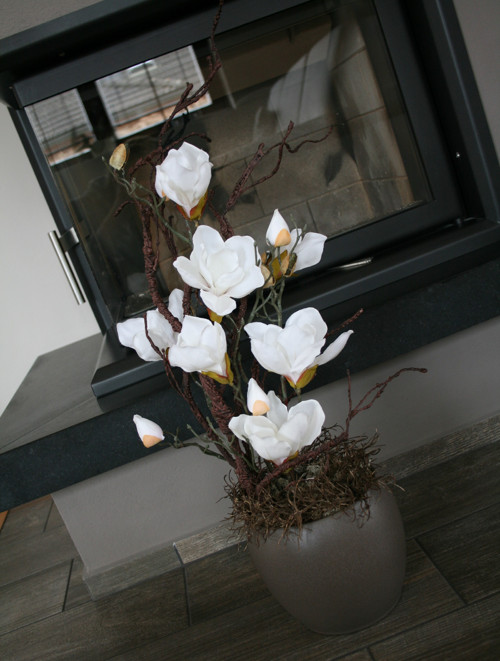 Hnědá koule s magnoliemi — foto 3