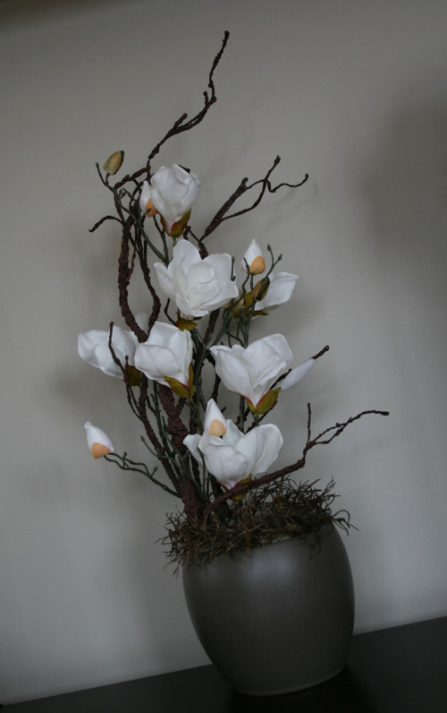Hnědá koule s magnoliemi — foto 4