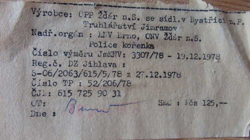 Stará dřevěná polička na hrníčky — foto 2