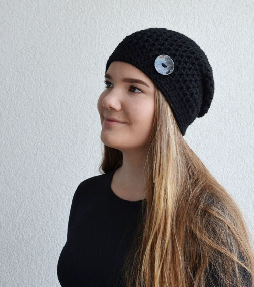 Háčkovaná dlouhá čepice s knoflíkem — foto 3