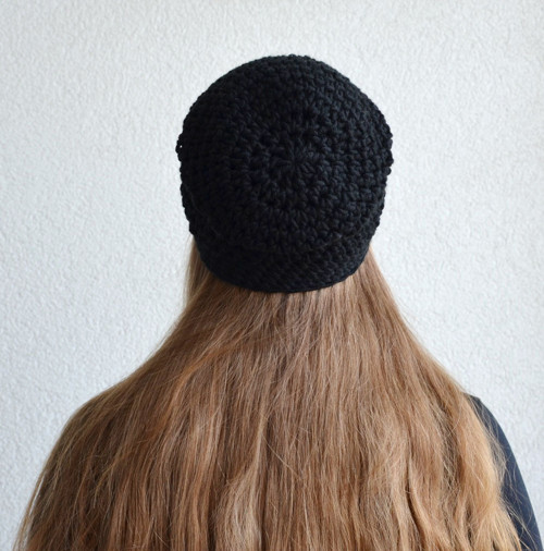 Háčkovaná dlouhá čepice s knoflíkem — foto 5