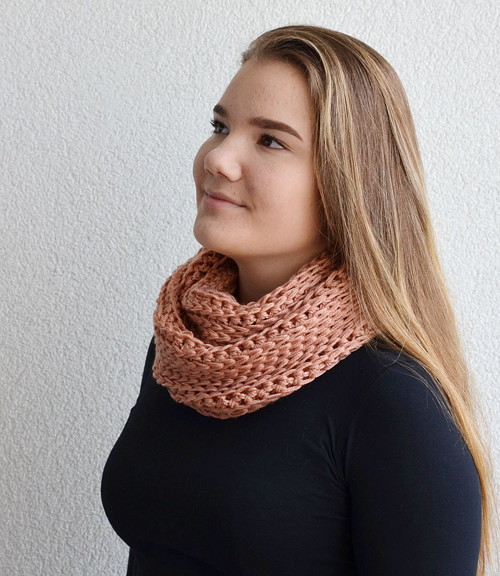 Dvojitý háčkovaný nákrčník lososový — foto 3
