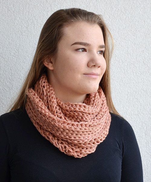 Dvojitý háčkovaný nákrčník lososový — foto 4