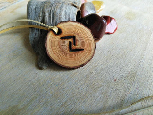 Runový amulet dřevěný - Jera — foto 2