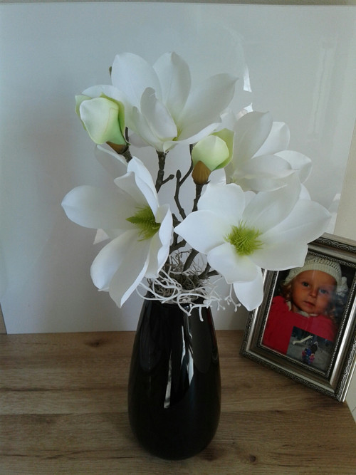 Černobílá aranžmá s magnolií — foto 3