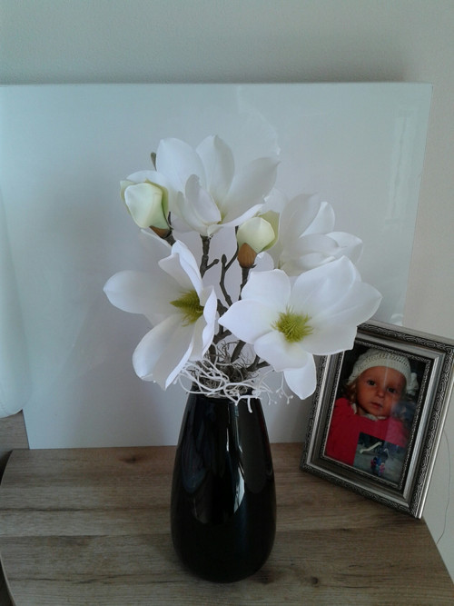 Černobílá aranžmá s magnolií — foto 4