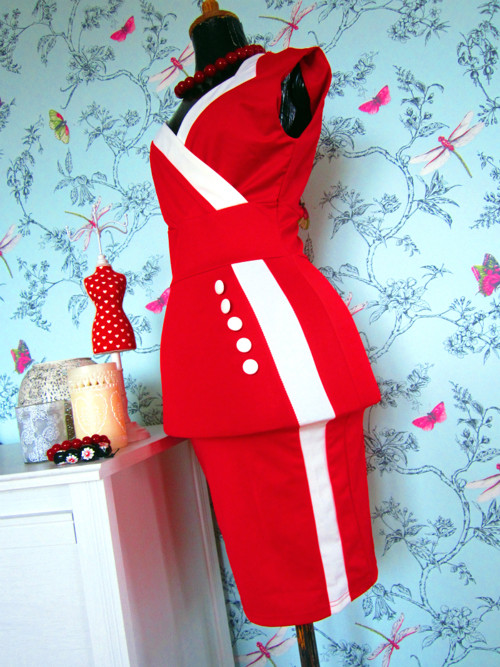 Retro red šaty — foto 3