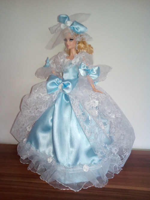 Modré šaty pro kontesu Barbie — foto 2