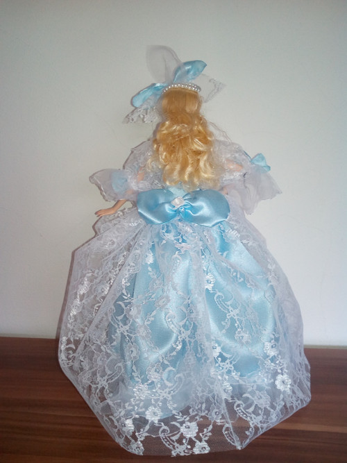 Modré šaty pro kontesu Barbie — foto 3