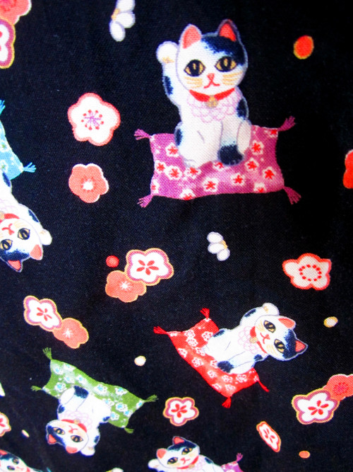 Šaty s kočkami Maneki Neko — foto 3