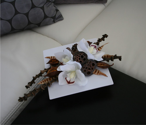 Tácek s orchidejemi v přírodním — foto 2