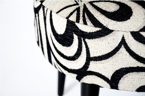 Elegantní taburet s knoflíkem — foto 3
