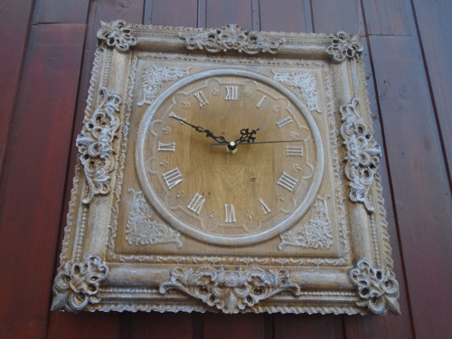 Drevorezba hodiny s ornamentom — foto 3