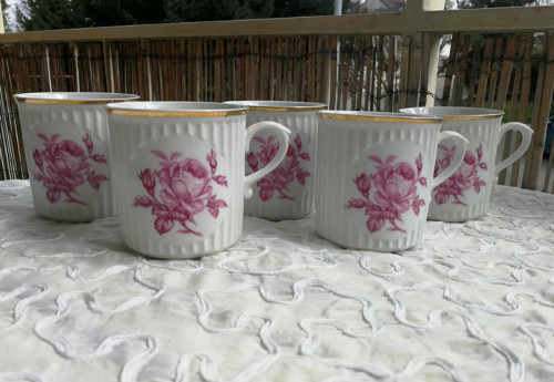 Porcelánový hrnek s dekorem růží — foto 2