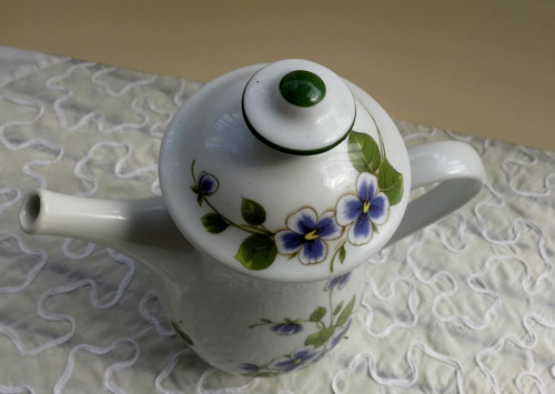 Porcelánová konvička s maceškami — foto 2