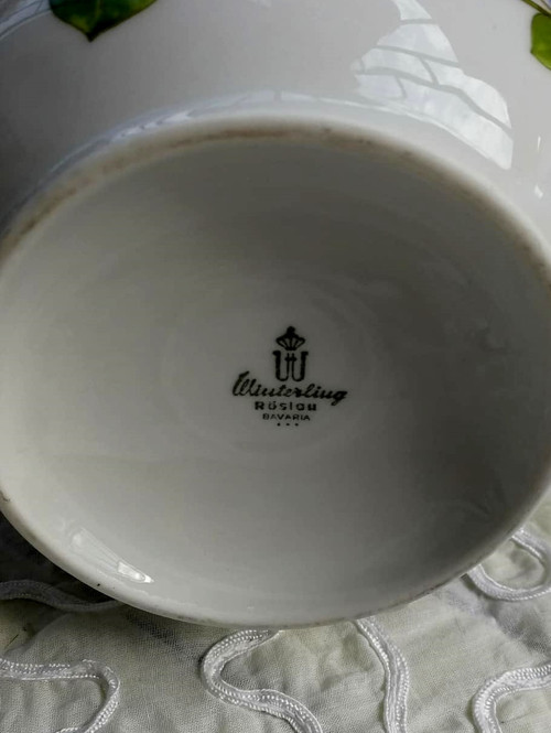 Porcelánová konvička s maceškami — foto 3