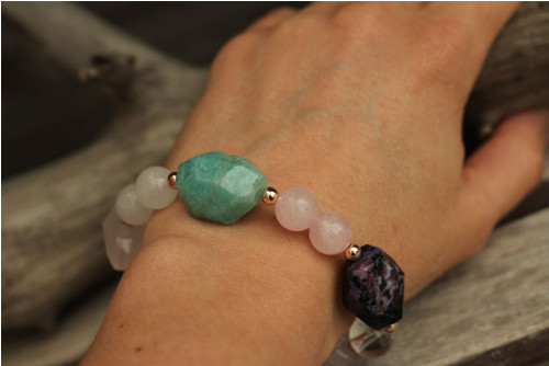 Boho náramok z minerálov amazonit, čaroit, larimar — foto 3