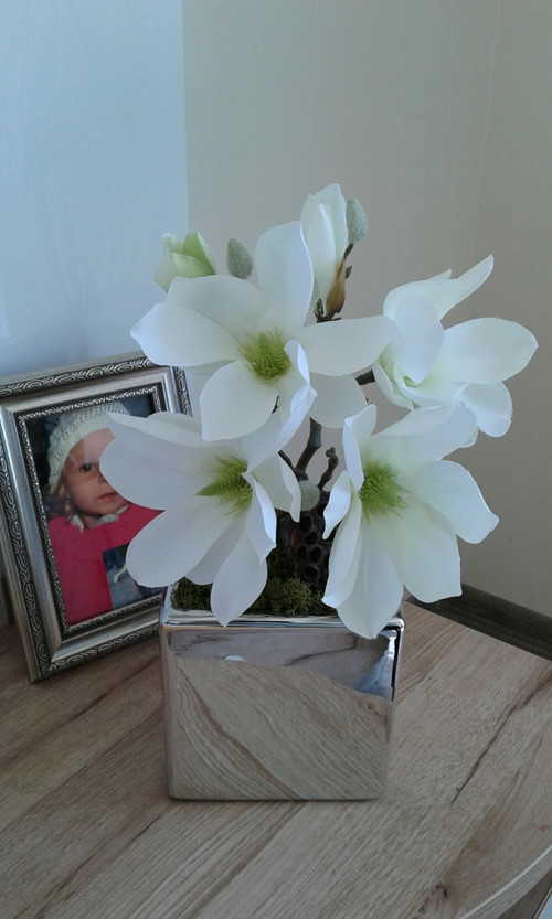 Moderní aranžmá s magnolií — foto 2