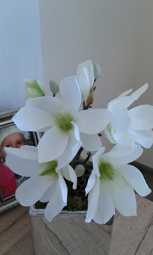 Moderní aranžmá s magnolií — foto 3