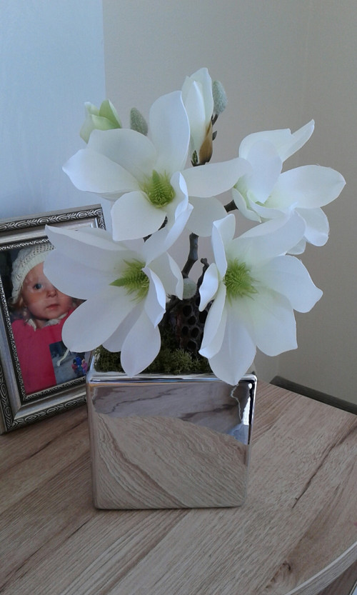 Moderní aranžmá s magnolií — foto 5