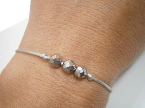 Decentní náramek s minerálem Hematit (Silver) — foto 2