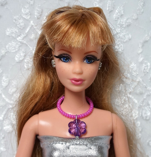 Náhrdelník pro Barbie s kytičkou — foto 2