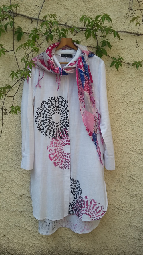 Bílý kaftan s mandalou a šátečkem — foto 2
