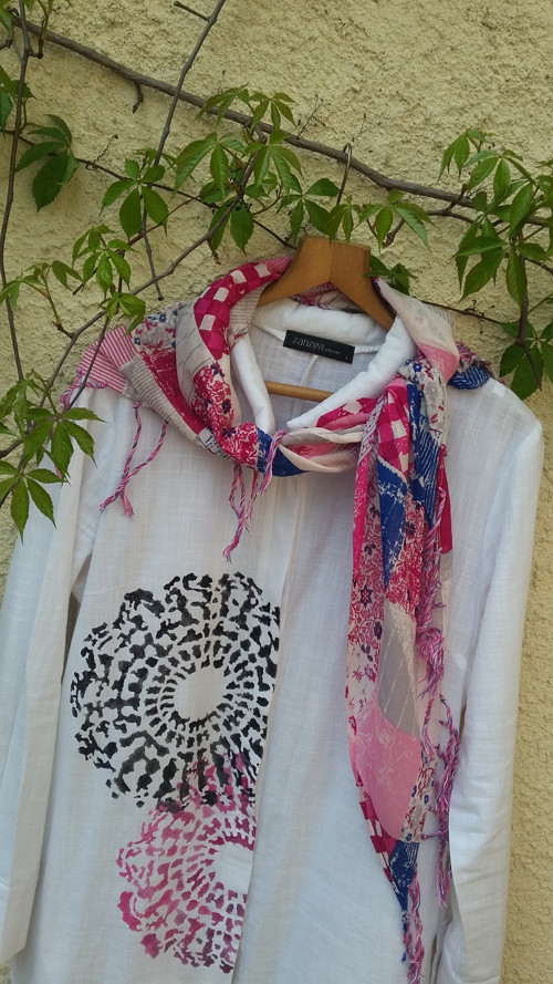 Bílý kaftan s mandalou a šátečkem — foto 3