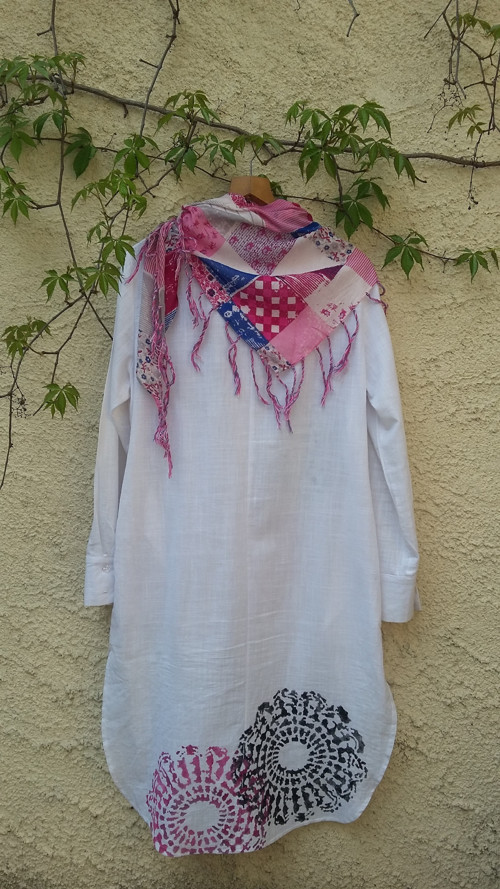 Bílý kaftan s mandalou a šátečkem — foto 4