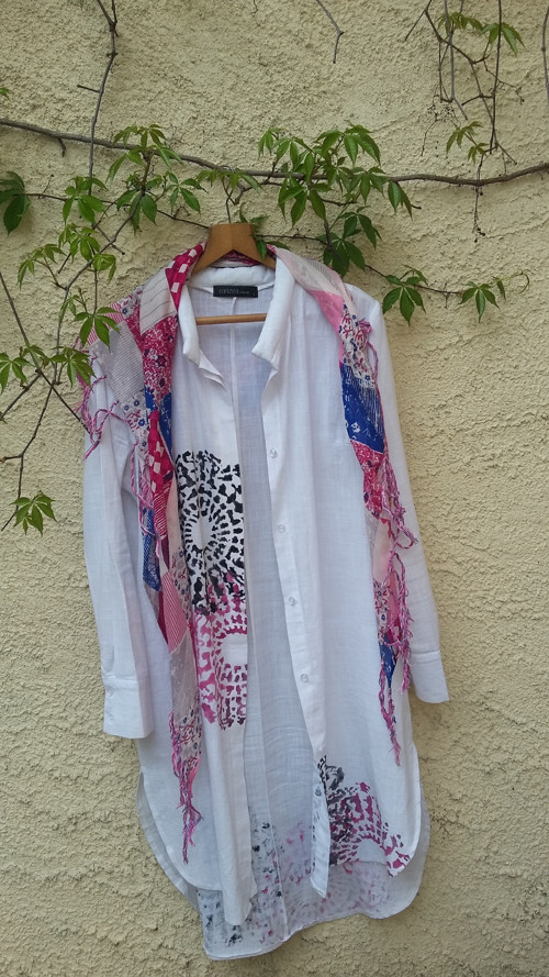 Bílý kaftan s mandalou a šátečkem — foto 5