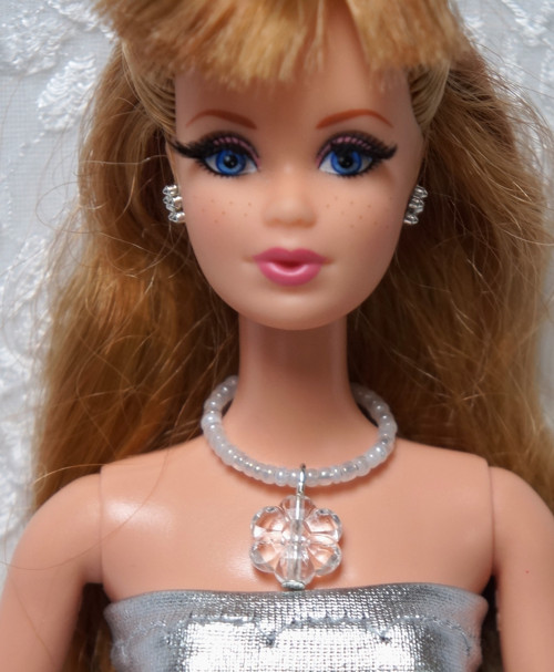 Náhrdelník pro Barbie s kytičkou — foto 2