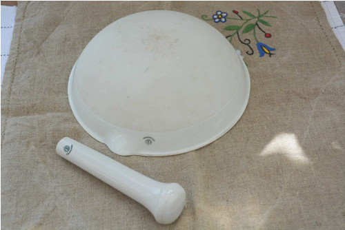 Porcelánová miska (hmoždíř) s tloukem — foto 2